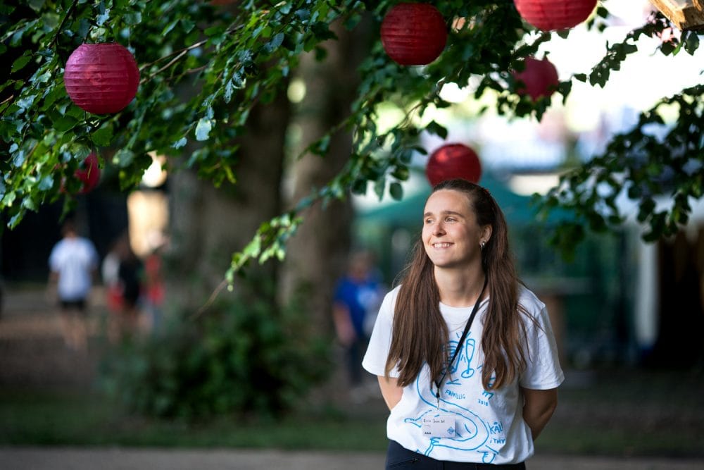 ung kvinde på alive festival