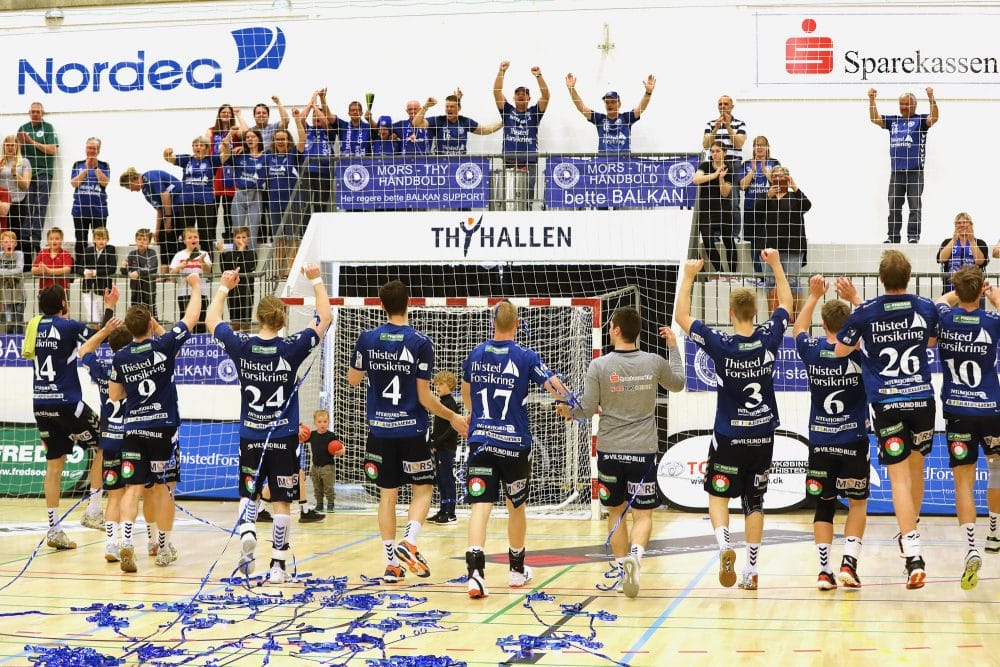 håndboldfans og håndboldspillere hilser på hinanden