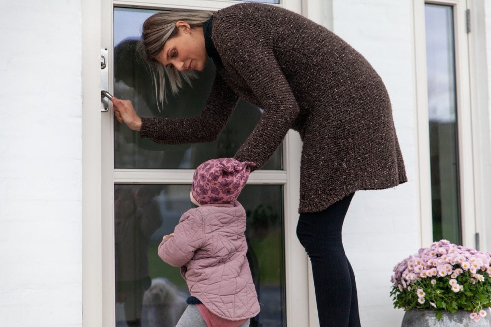 Mor og datter går ind i hus
