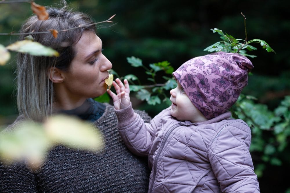 Mor og datter i skov