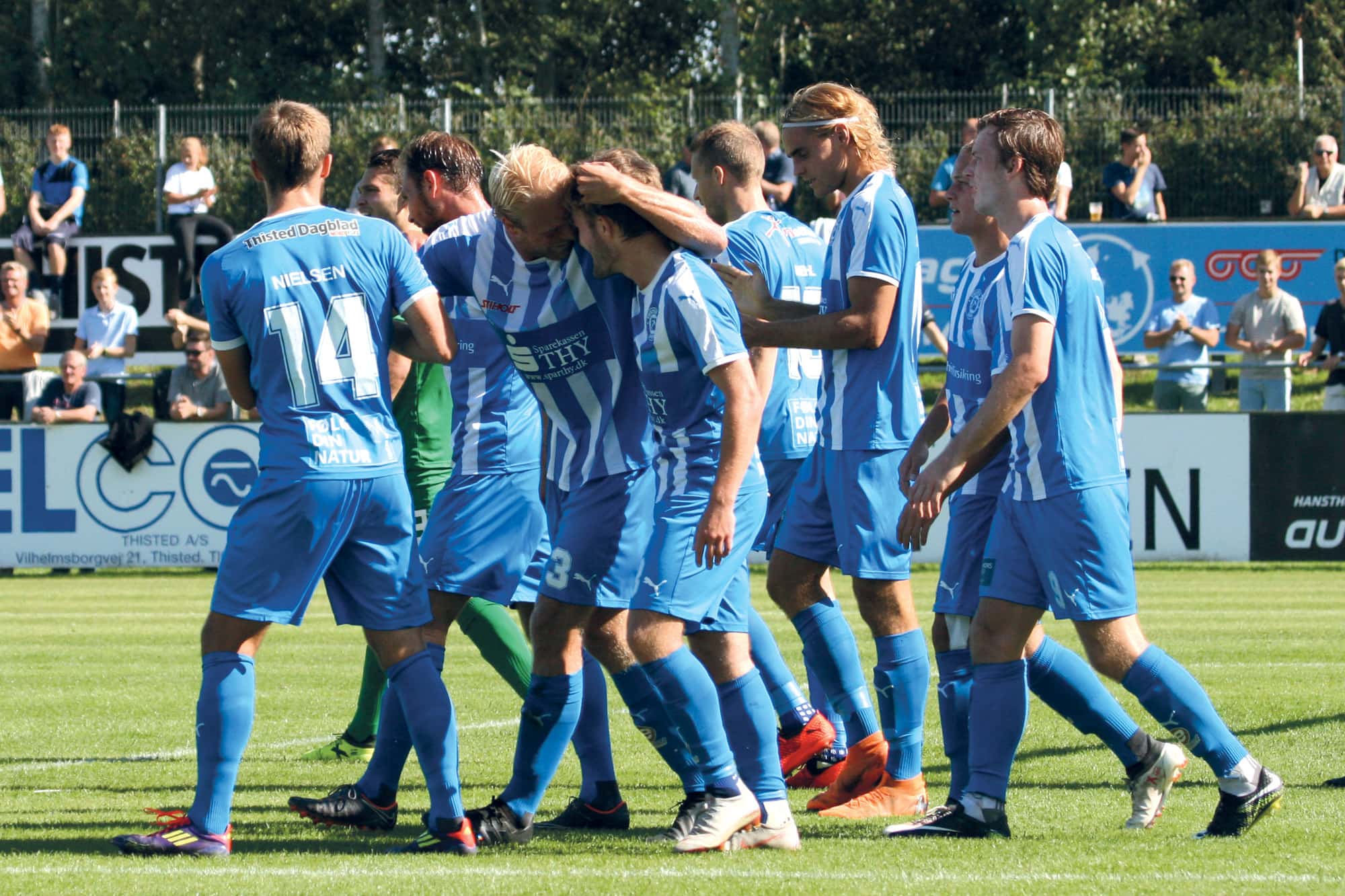 foldboldspillere fejrer mål på stadion