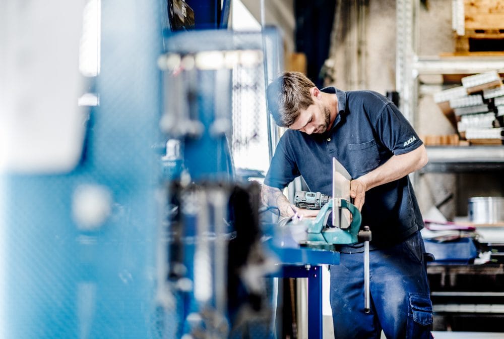 Mand arbejder med værktøj