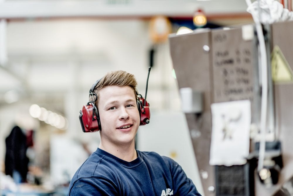 Mand med høreværn på