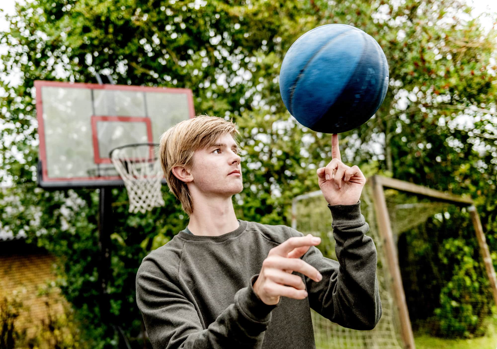 Ung mand spiller Basketball