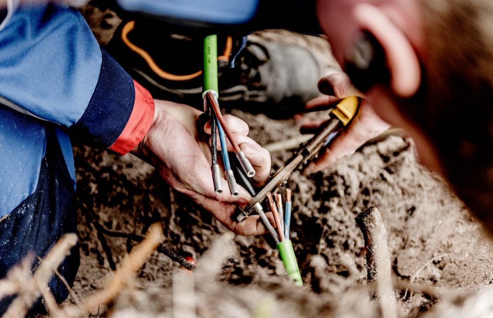Elektriker klipper kabler
