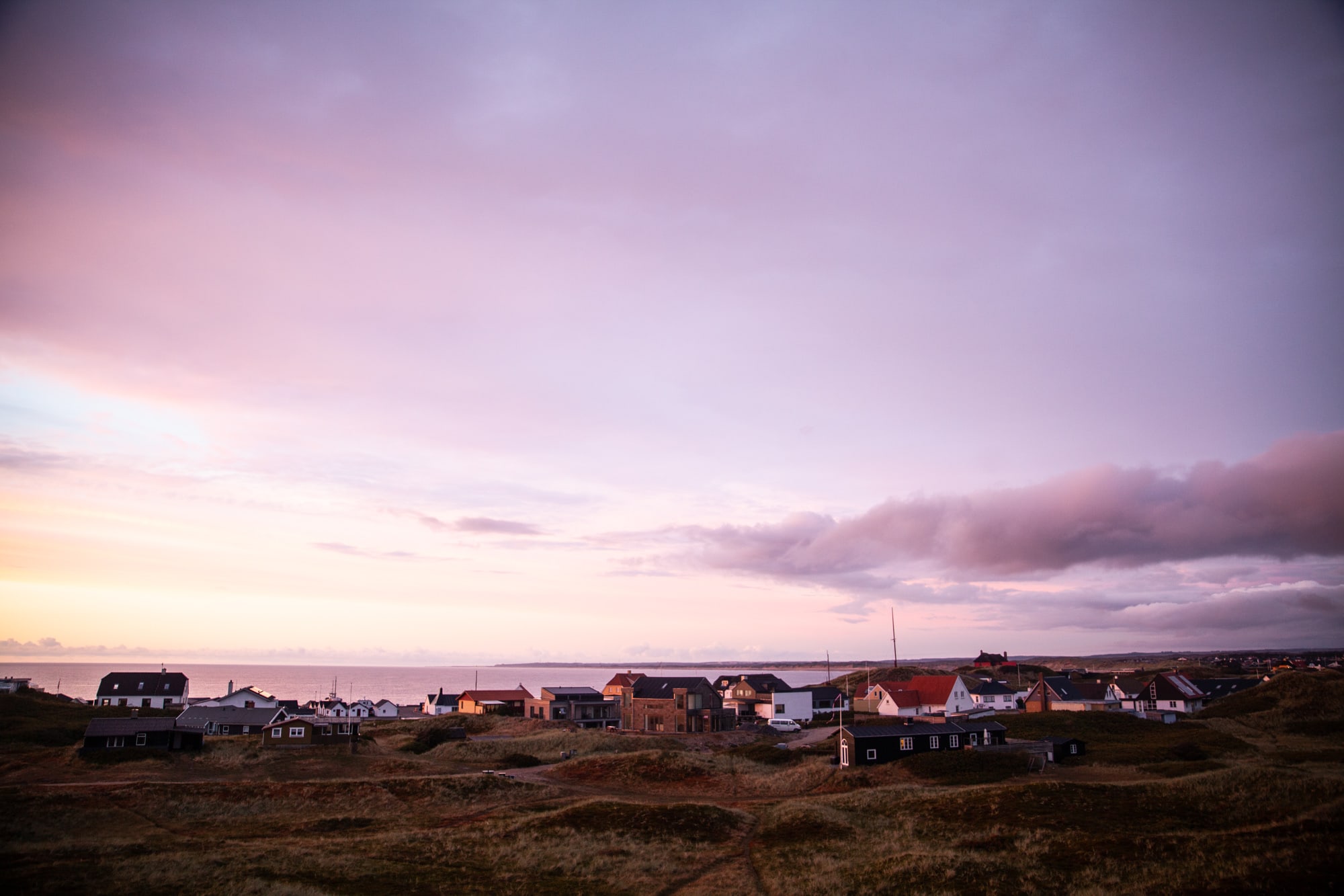 Solnedgang landsby ved vandet