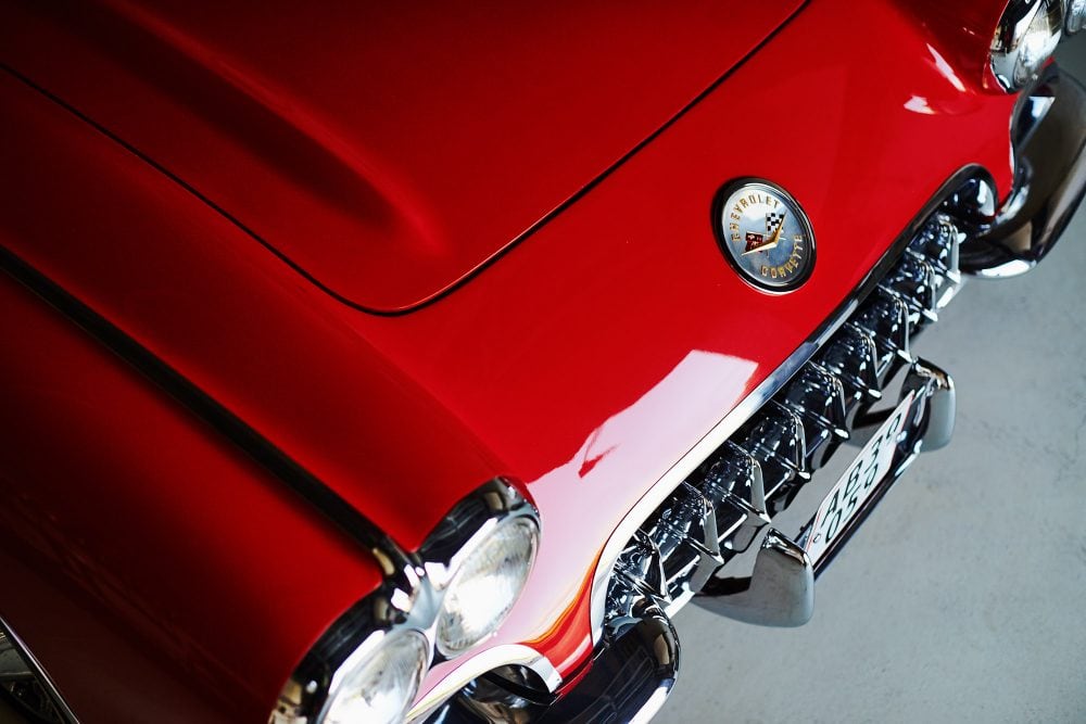 forende af rød chevrolet corvette