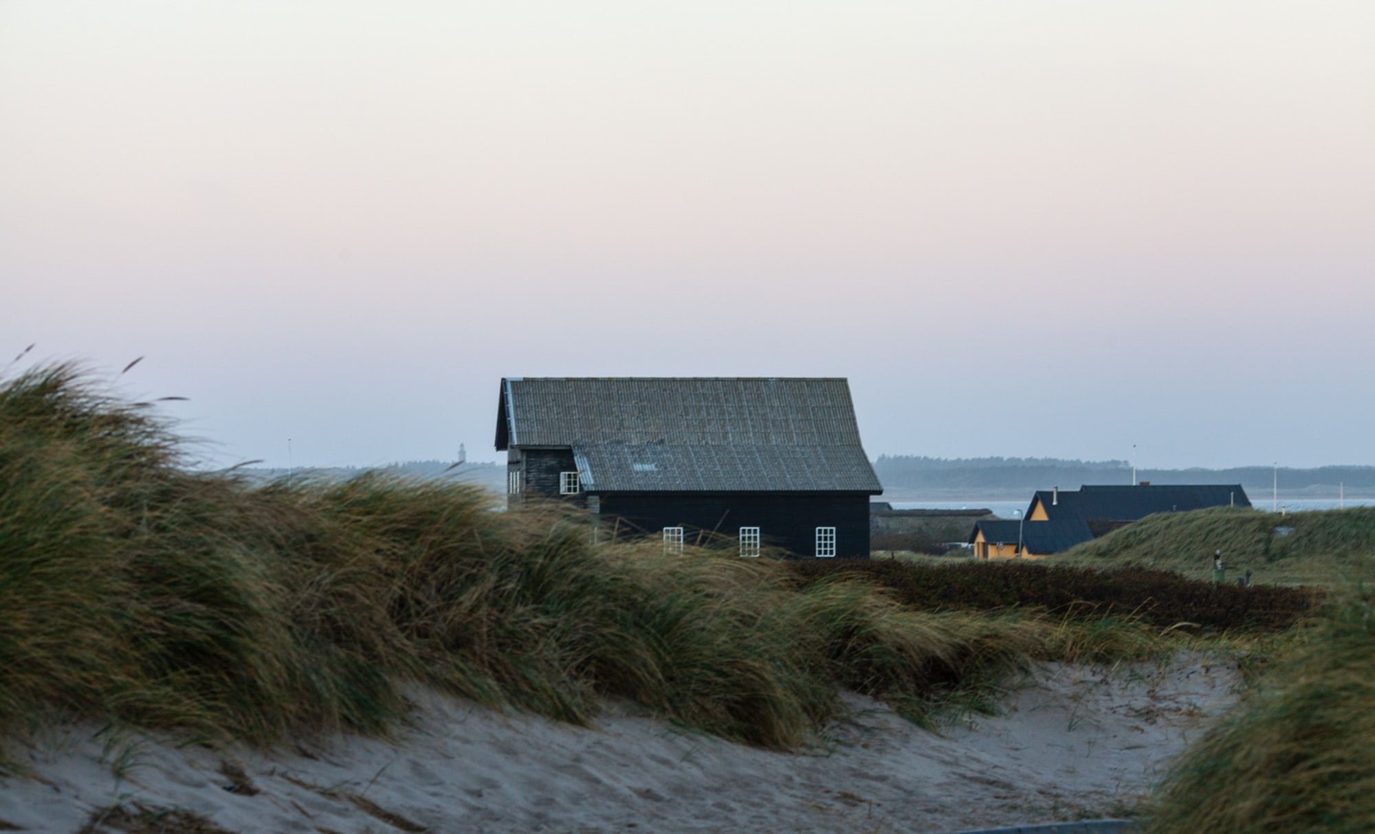 Sommerhuse i klitter med lodberg fyr