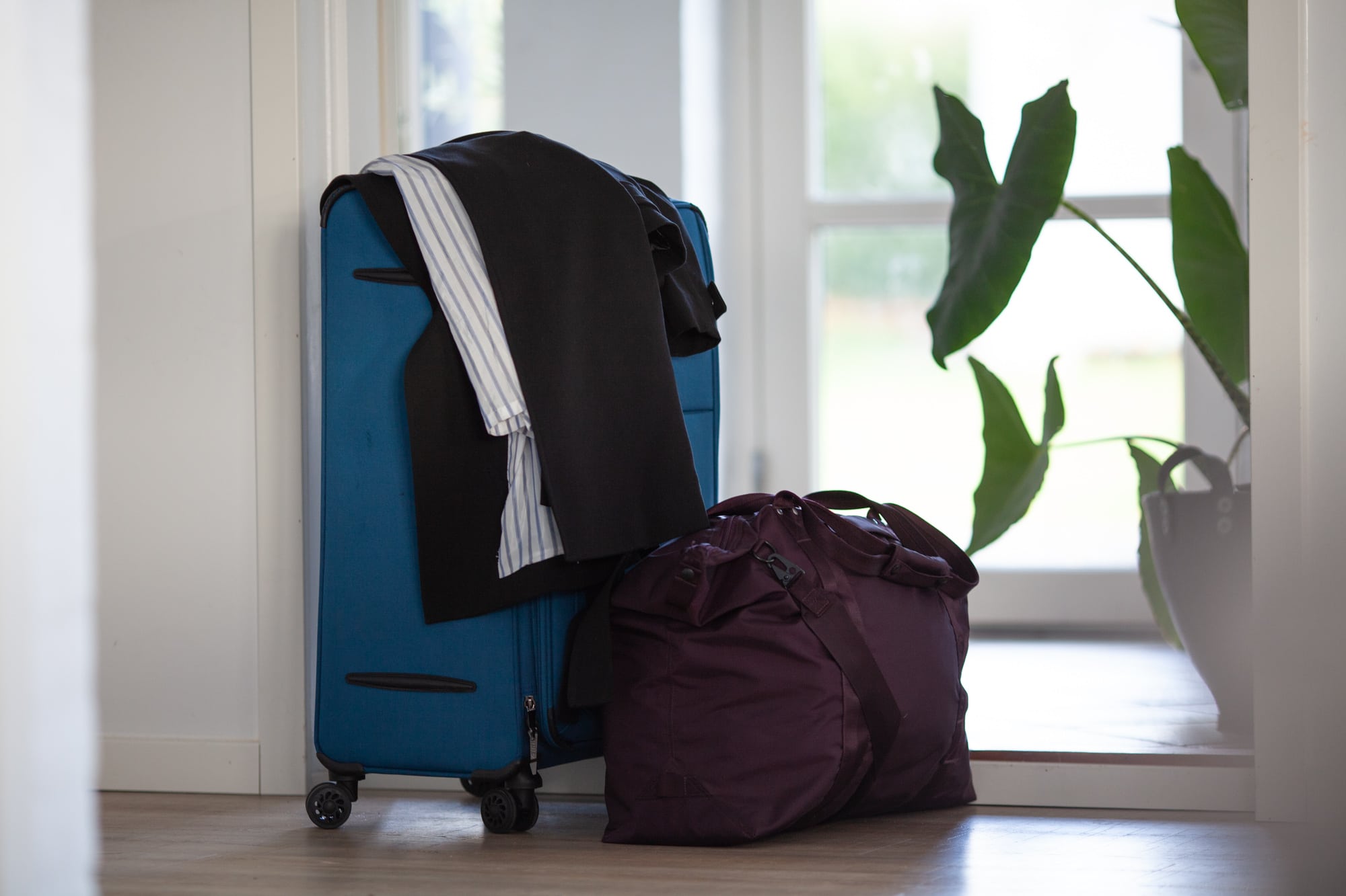 en kuffert og en rejsetaske