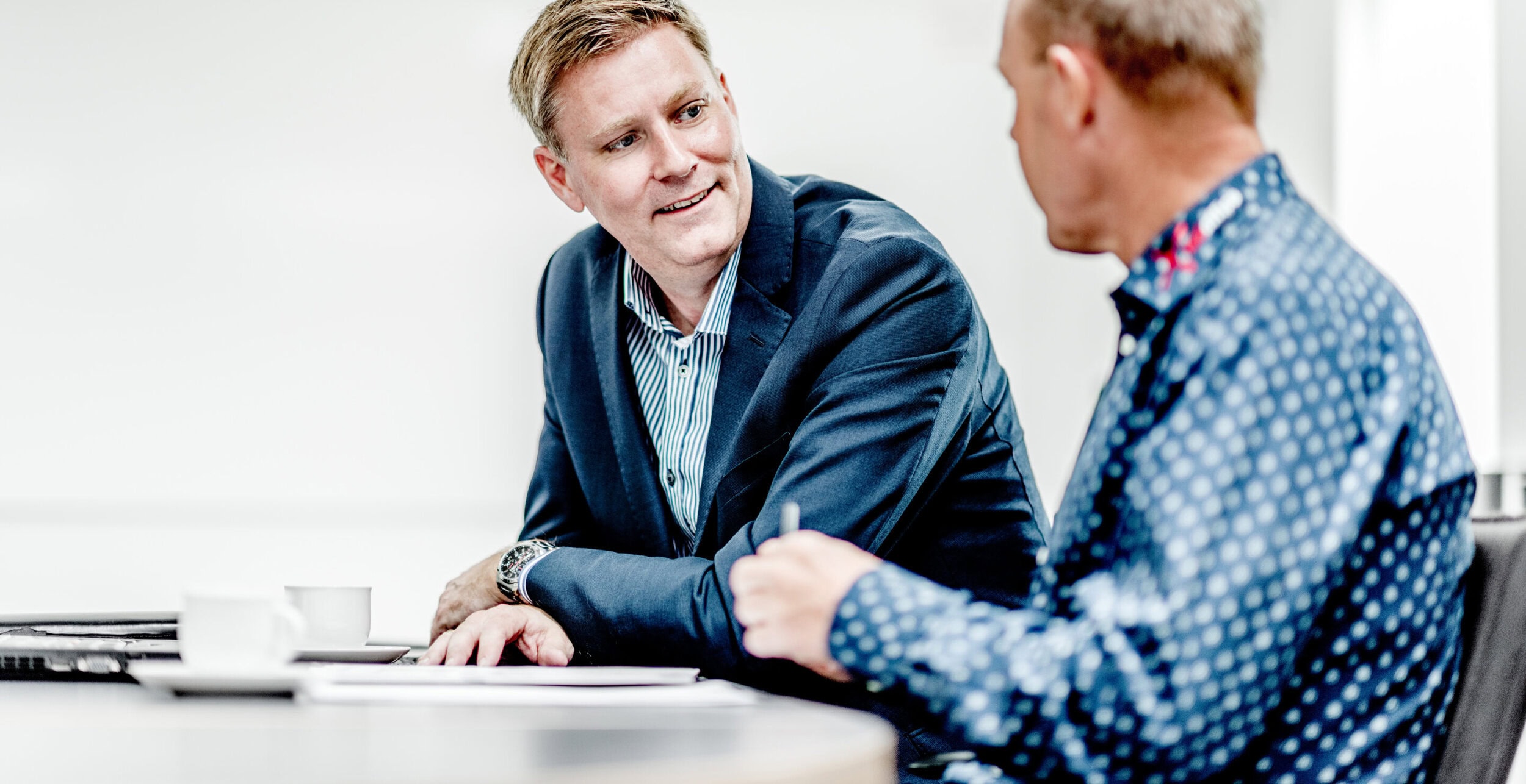 to mænd der snakker