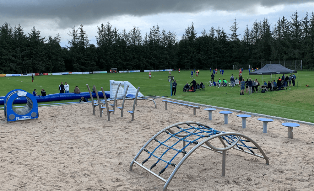 en legeplads ved en fodboldbane