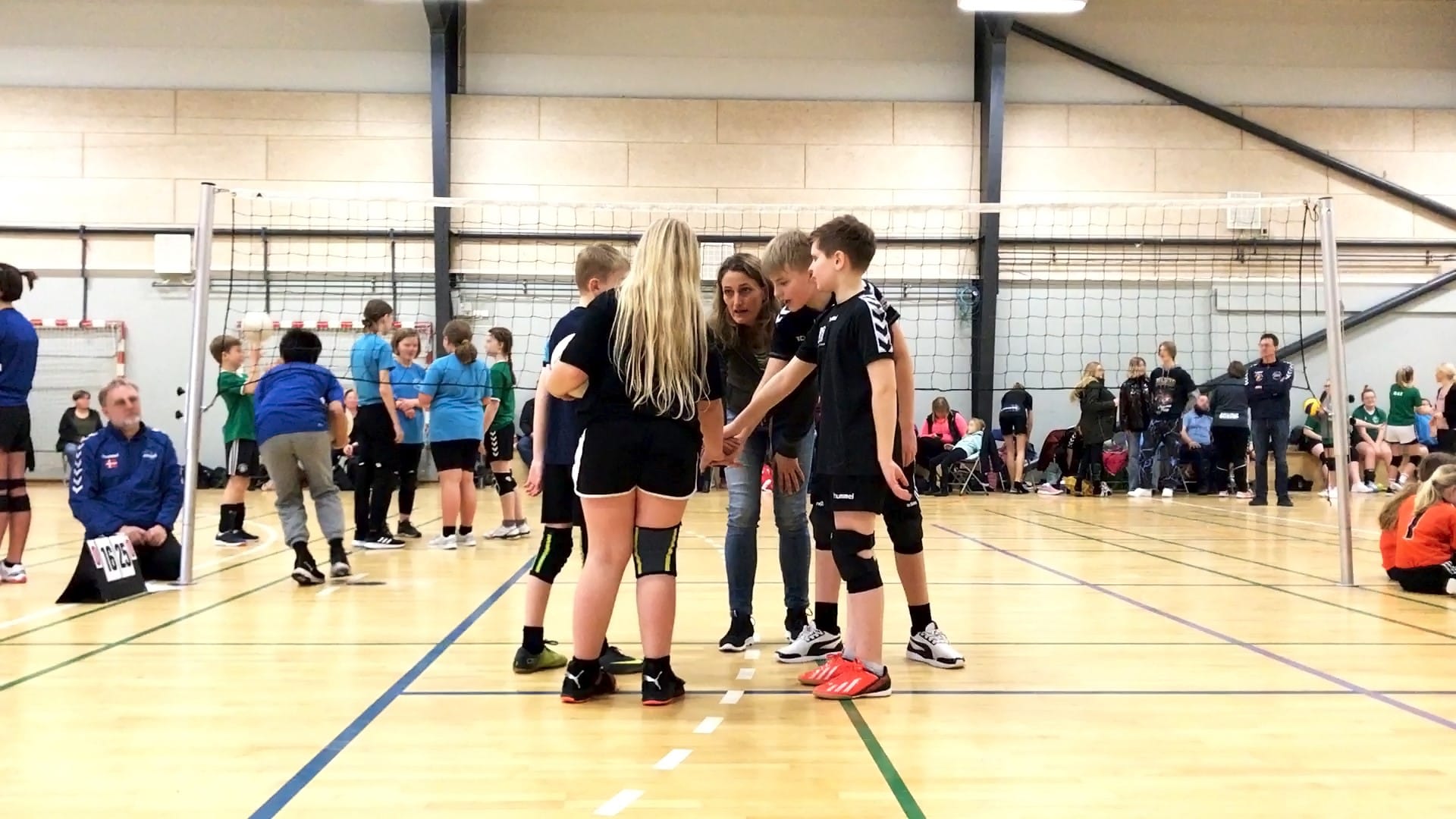 et volleyballhold laver kampråb