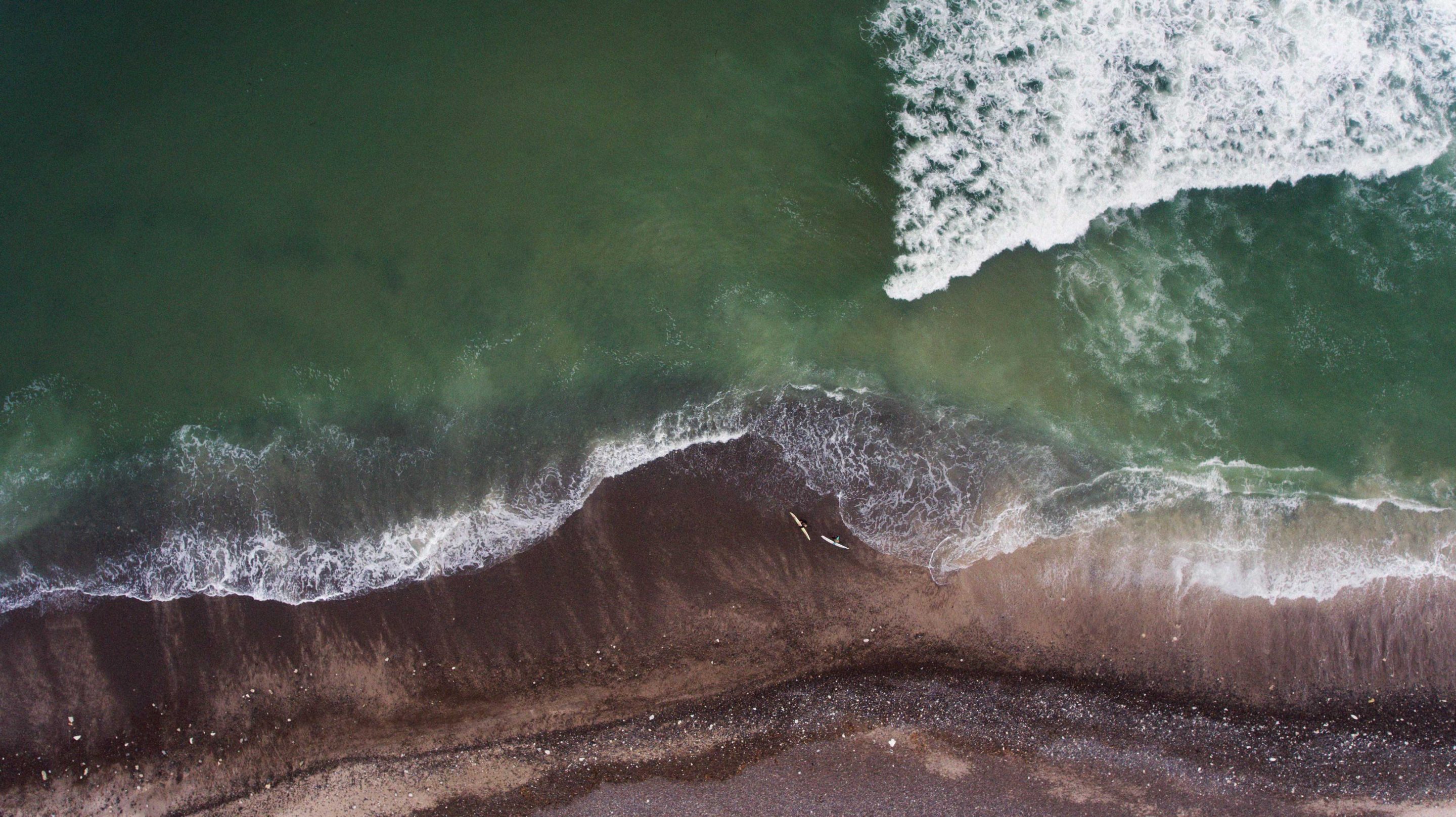 bølger der bruser op på strand