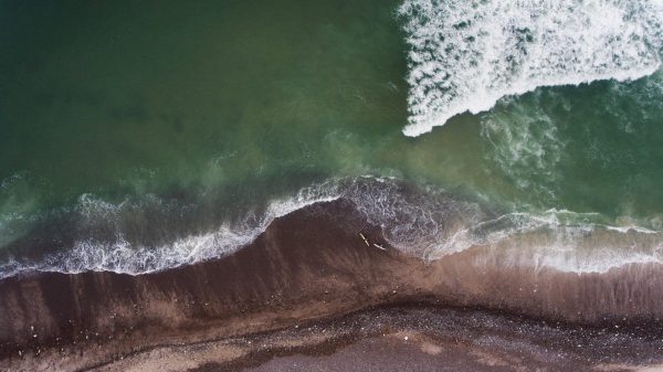 bølger der bruser op på strand