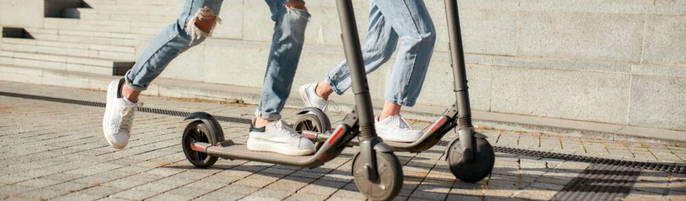 en mand og en kvinde der kører på el-løbehjul