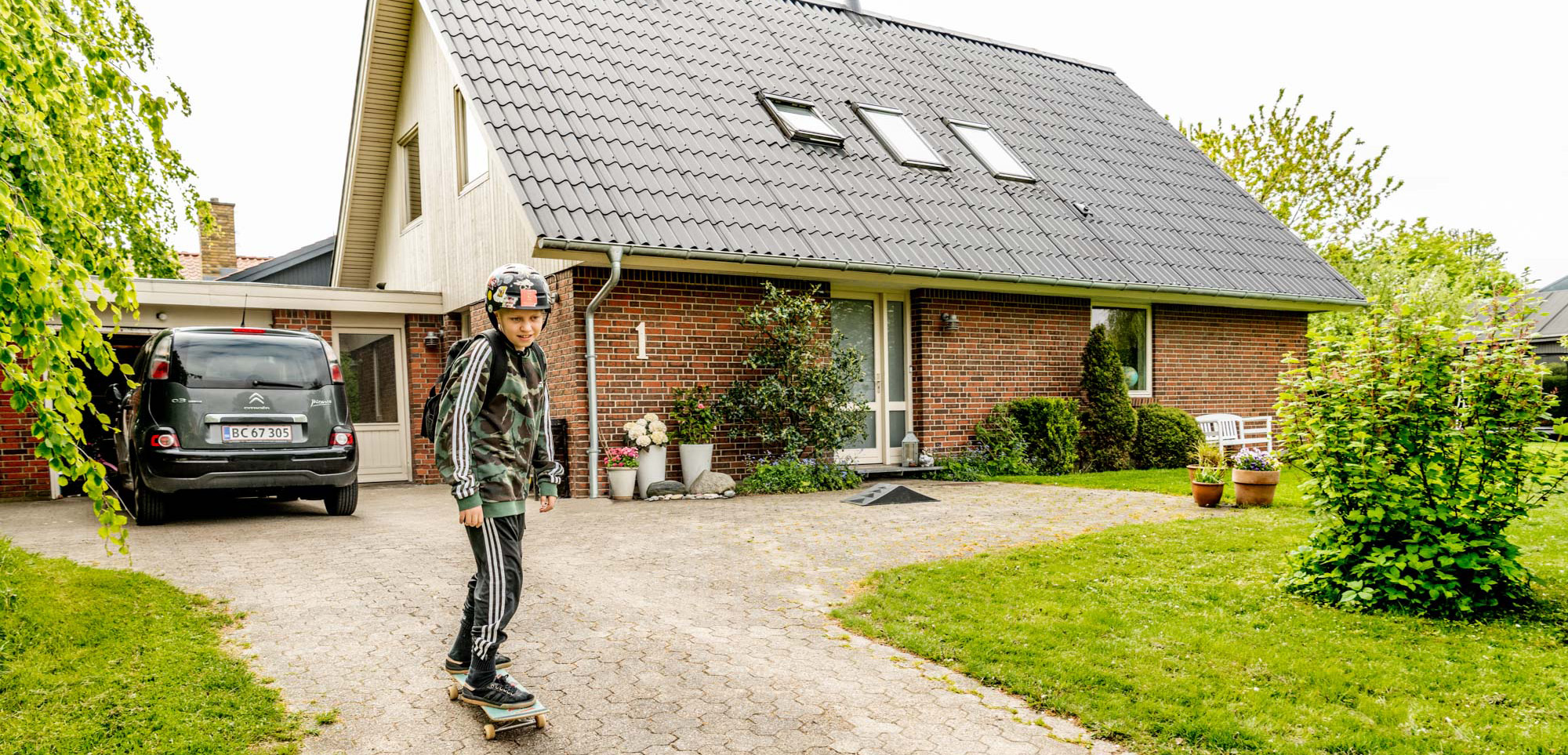 Dreng står på skateboard