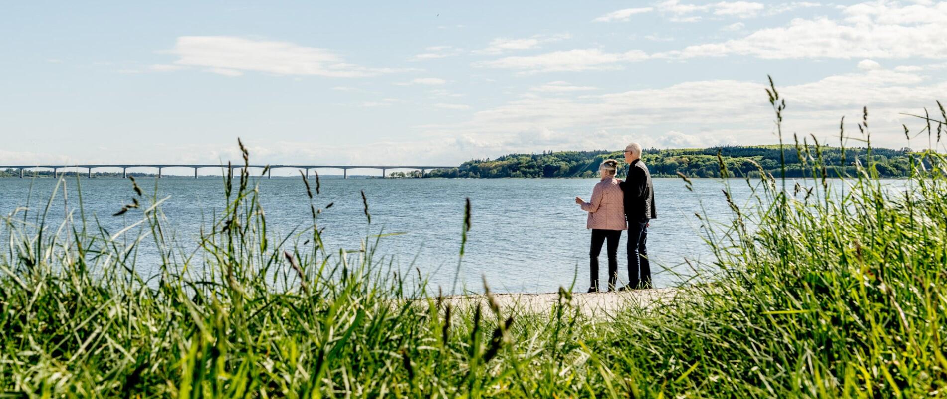 Ældre ægtepar kigger ud over Limfjorden og Sallingsundbroen