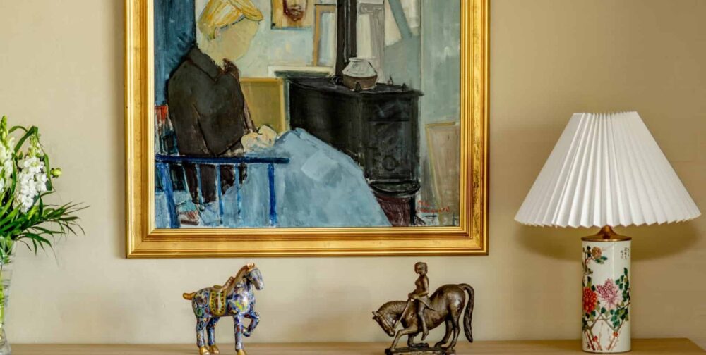 en reol med en lampe og små heste på