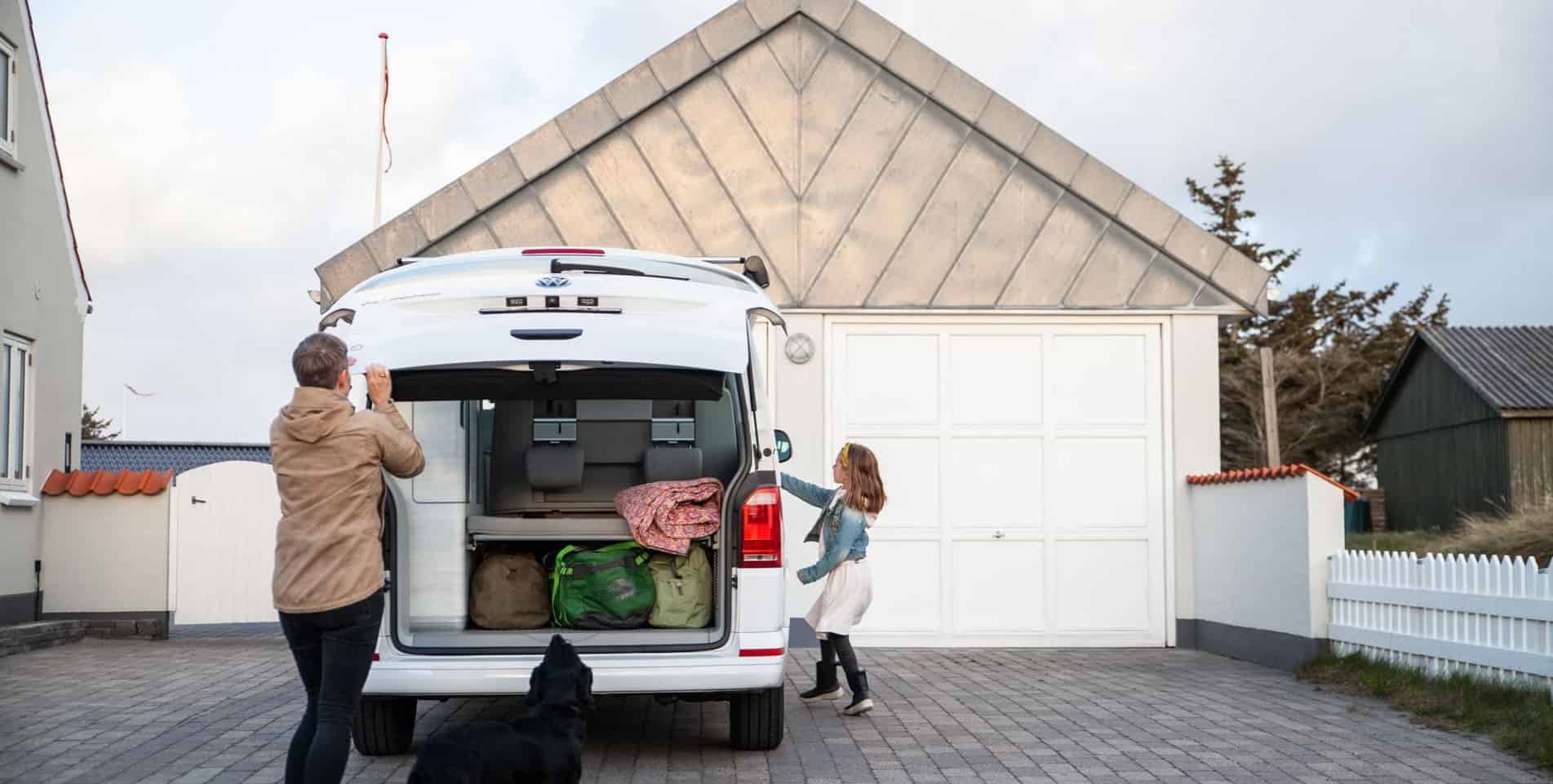 Mor og barn skal afsted på bilferie med deres hund