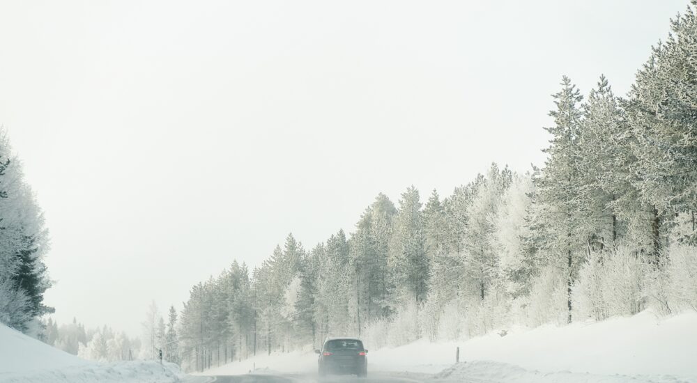 Bil på sneklædte veje om vinteren