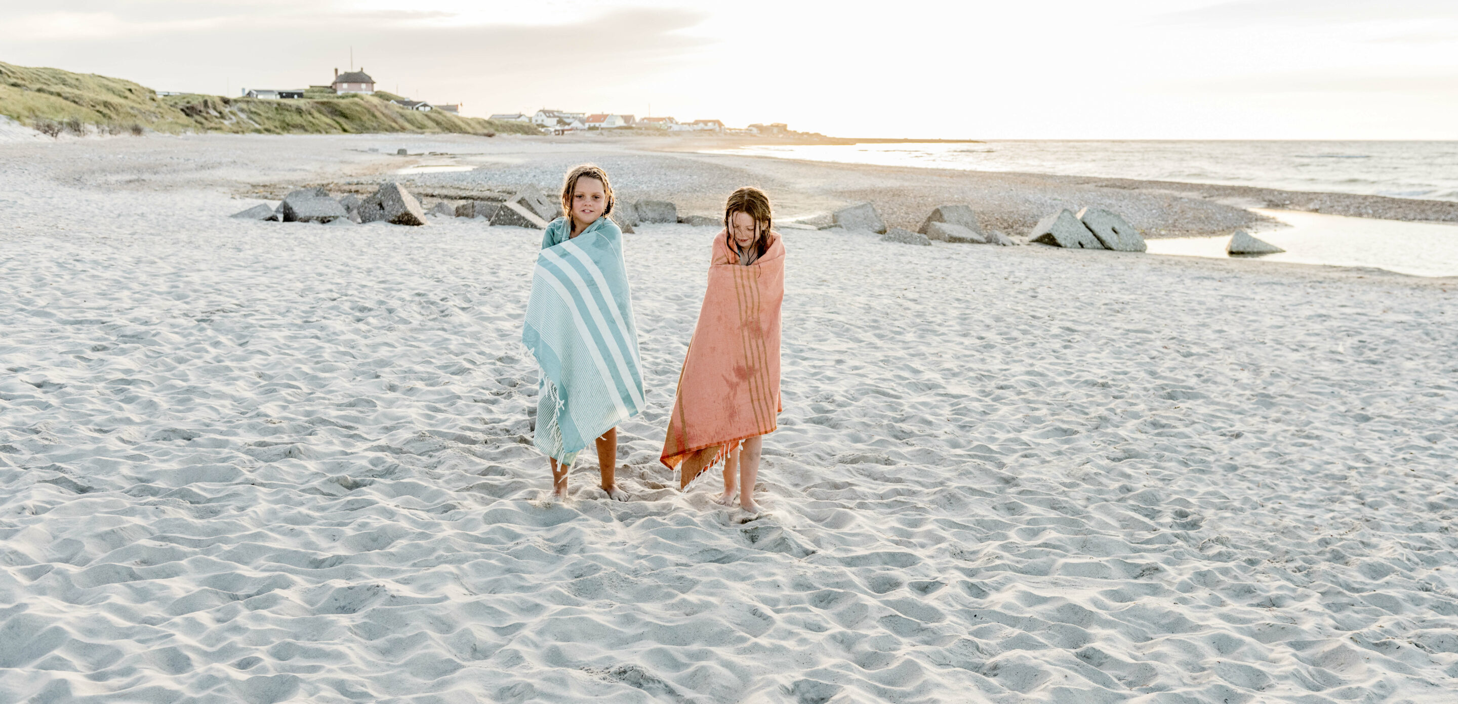 To piger på strand