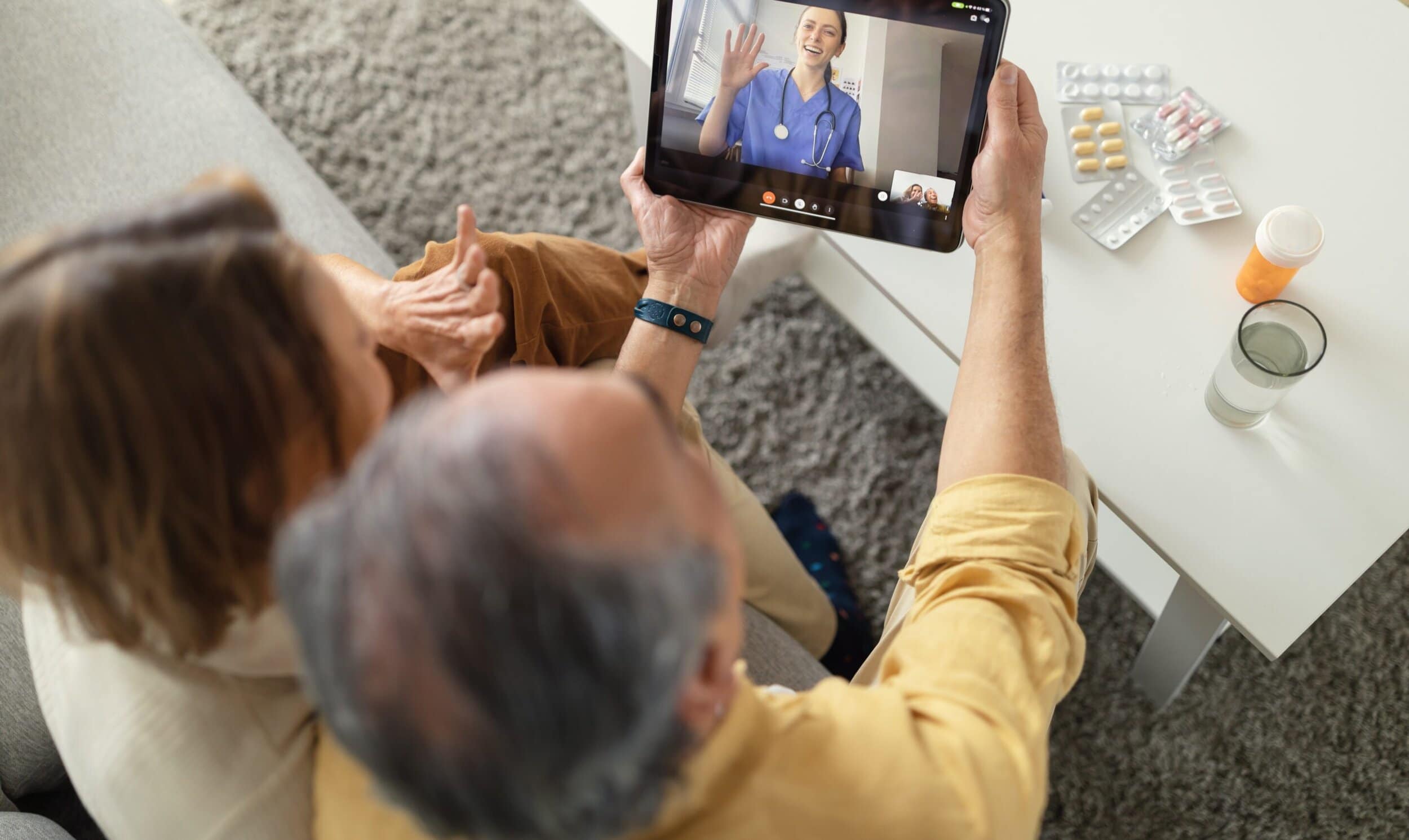 Par snakker med doktor via tablet