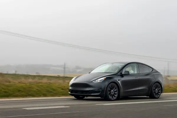 Tesla Model Y på vejen i gråvejr.