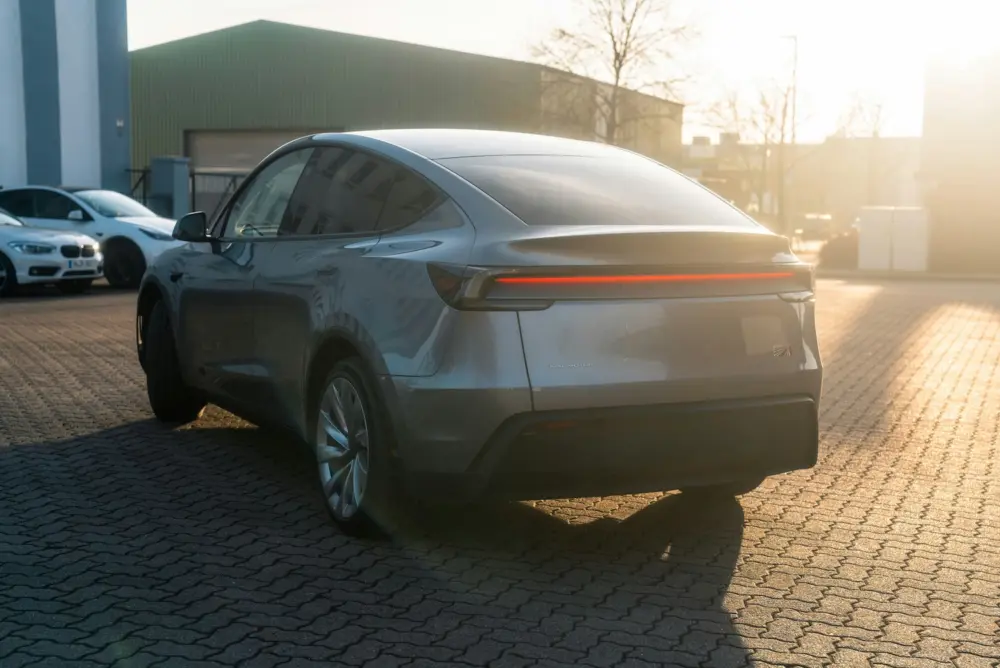 Tesla Model Y holder parkeret i et industriområde.