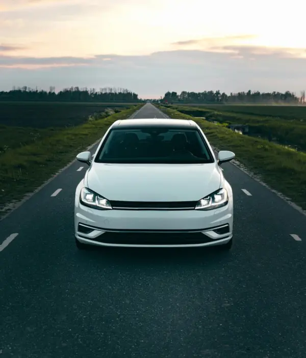 Volkswagen VW kører på vej med solnedgangen i baggrunden