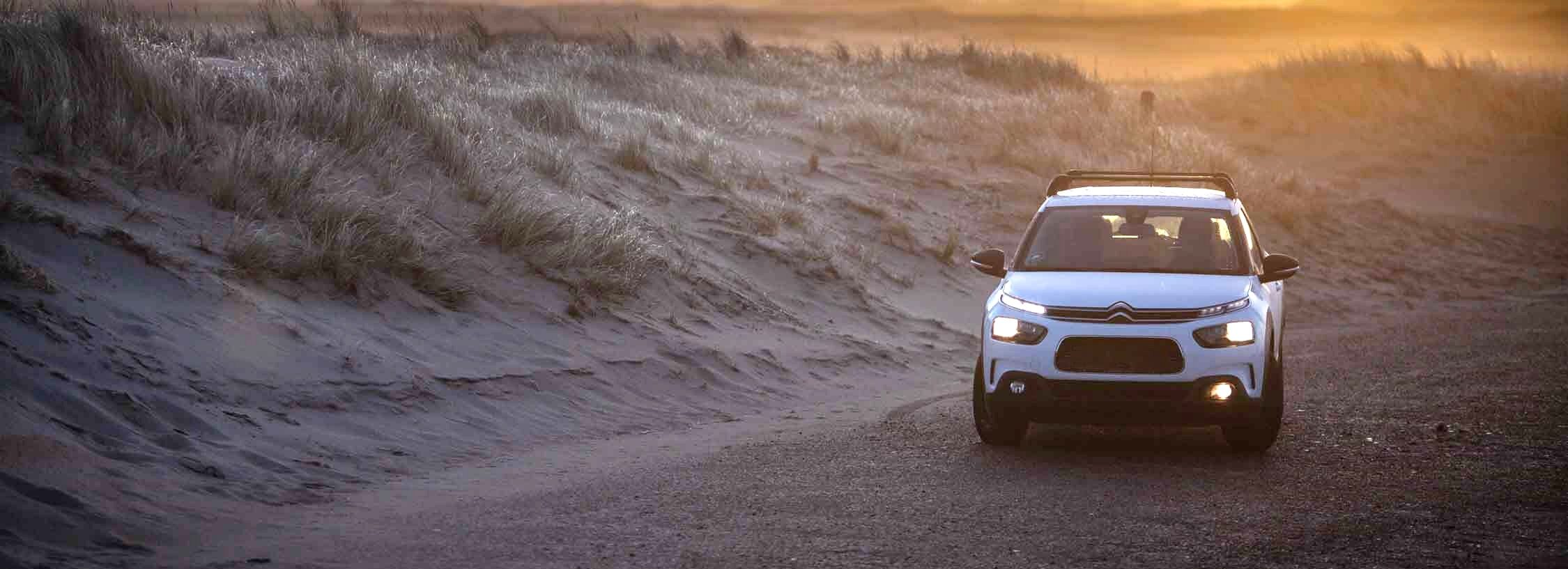 Bil (Volkswagen) kører i naturen i Thy.