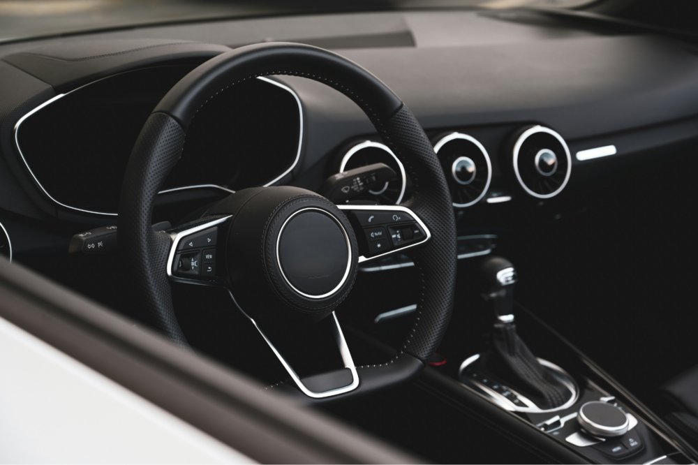 Indeni en Audi, rat og gearstang.